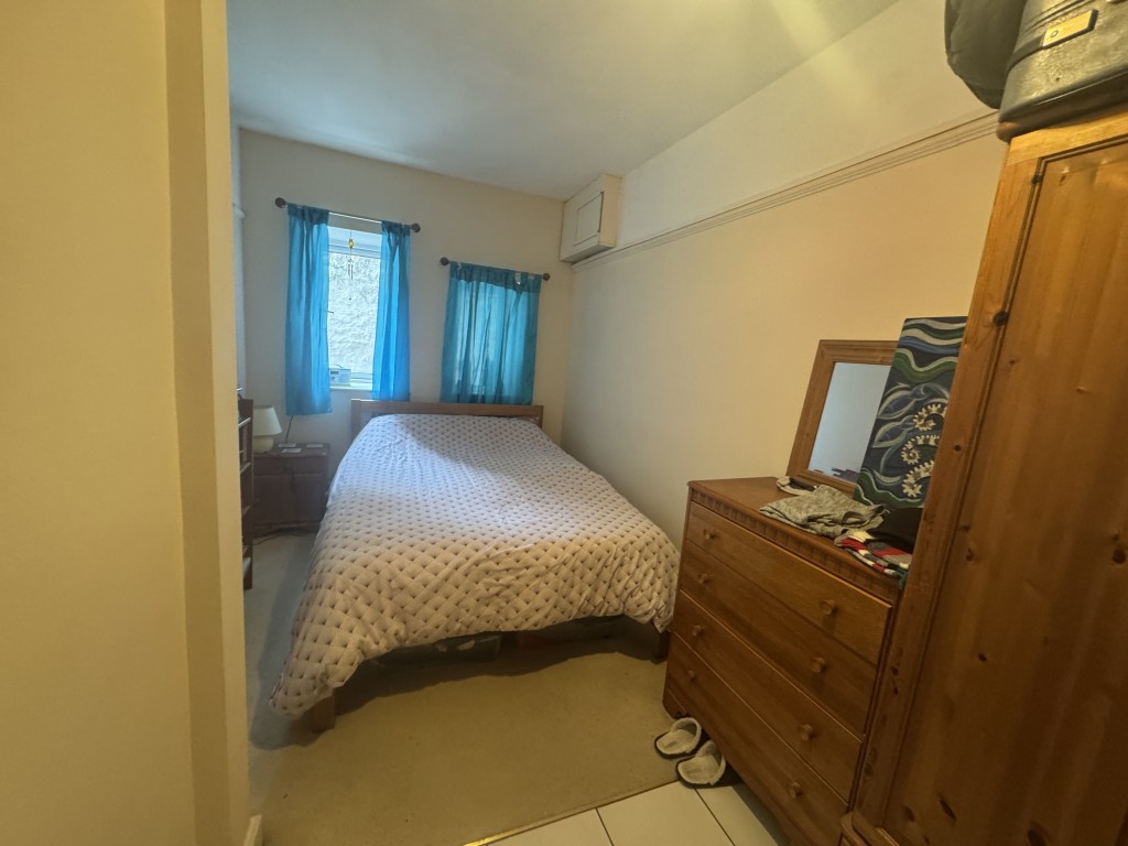 Lot: 89 - RESIDENTIAL INVESTMENT COMPRISING THREE-BEDROOM MAISONETTE AND GARDEN FLAT FOR IMPROVEMENT AND REPAIR - Garden flat bedroom one
